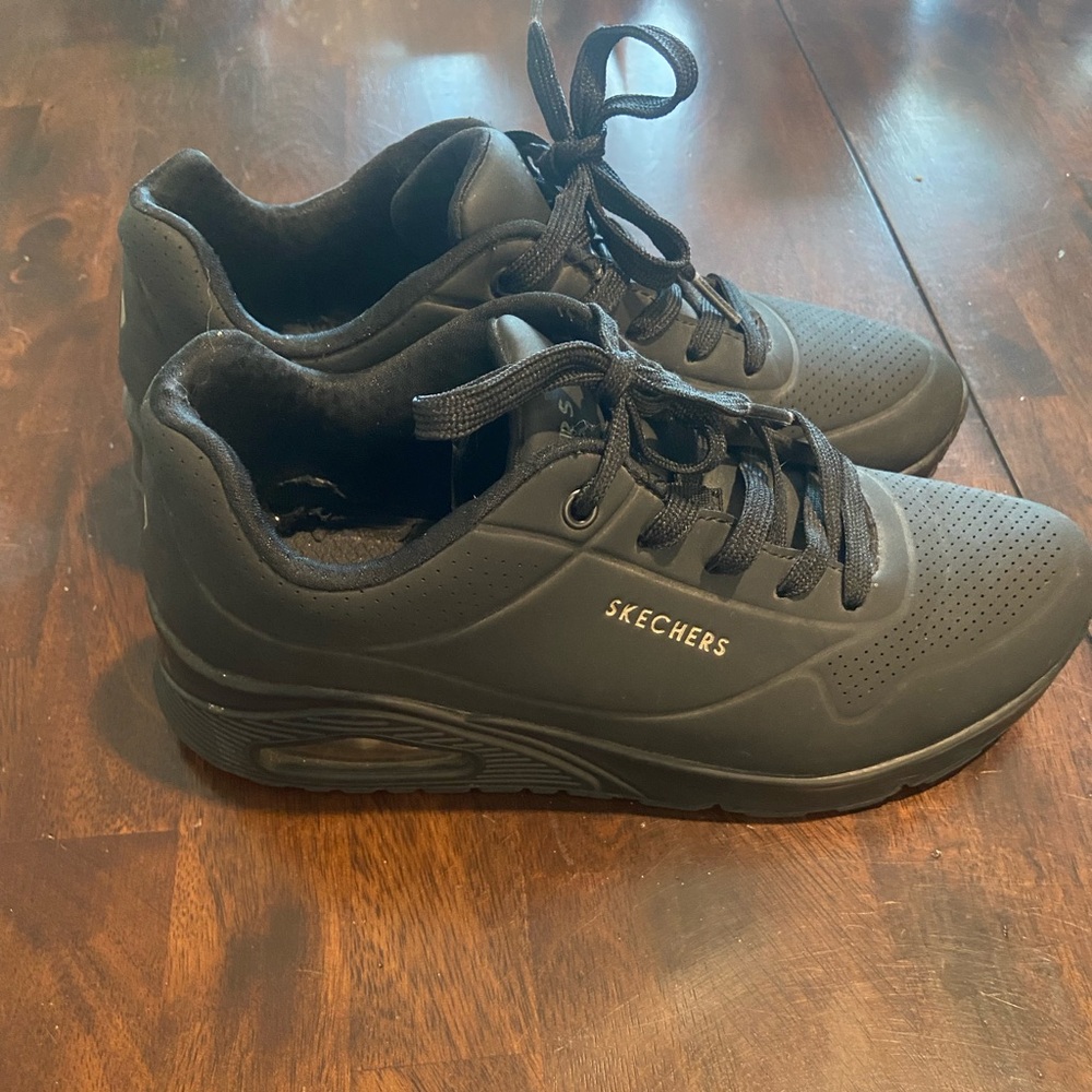 Skechers women’s black sneakers shoes